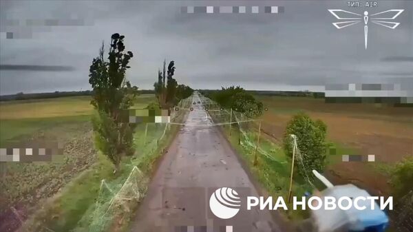 Оператор FPV-дрона ПрОВОД уничтожил британский пикап вместе с экипажем и охраной - Sputnik Литва