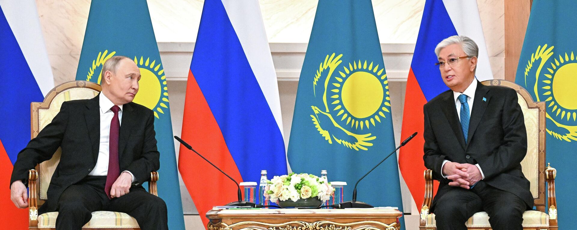 Президент РФ Владимир Путин и президент Казахстана Касым-Жомарт Токаев - Sputnik Литва, 1920, 28.05.2026