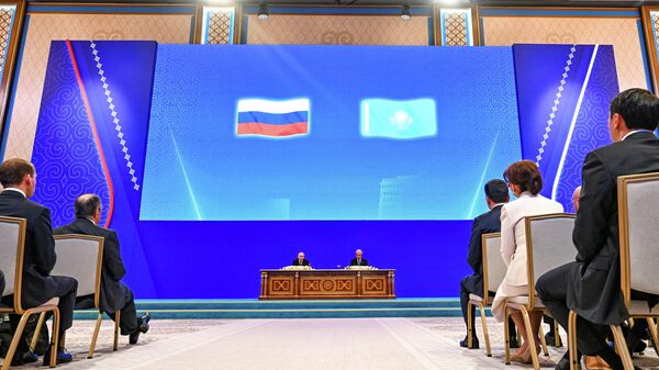 Президент РФ Владимир Путин и президент Казахстана Касым-Жомарт Токаев во Дворце Независимости в Астане - Sputnik Литва