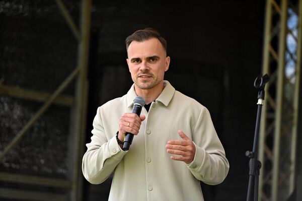 На фото: мэр Тракайского района Андрюс Шатевичюс поприветствовал участников спортивных состязаний. - Sputnik Литва