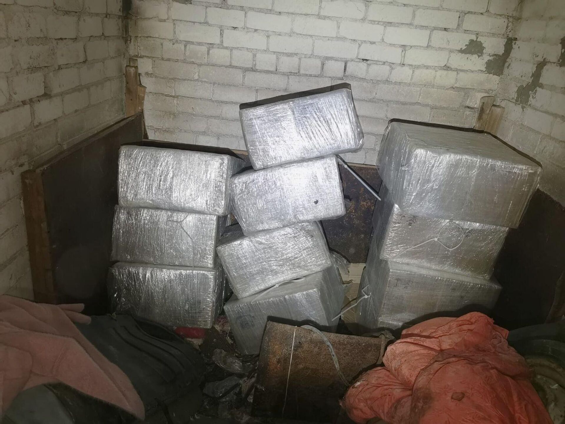 Партия контрабандных сигарет, которую перехватили литовские пограничники - Sputnik Литва, 1920, 30.05.2026