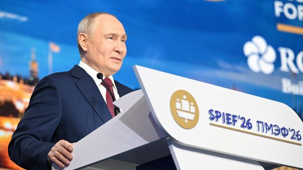 Президент России Владимир Путин на ПМЭФ - Sputnik Литва