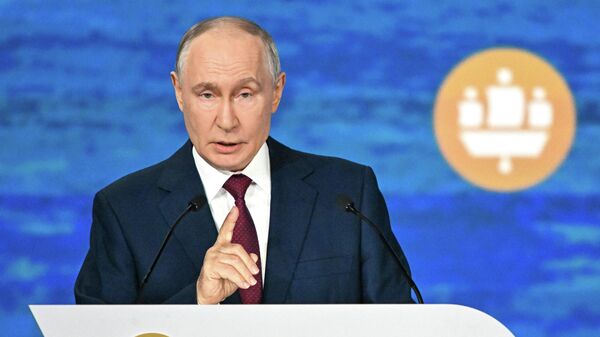 Президент РФ Владимир Путин на пленарном заседании ПМЭФ 
 - Sputnik Литва