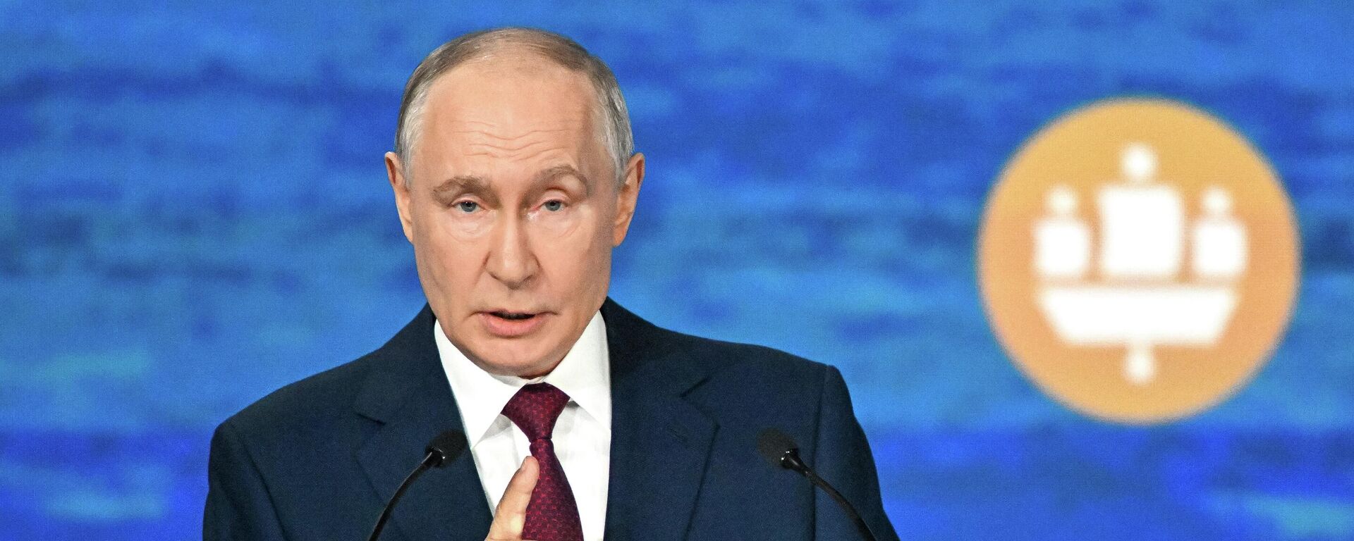 Президент РФ Владимир Путин на пленарном заседании ПМЭФ 
 - Sputnik Литва, 1920, 05.06.2026