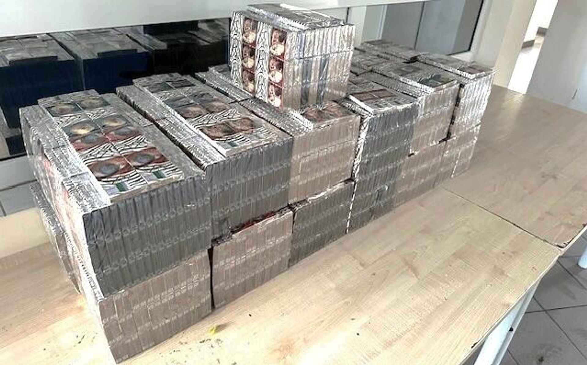 Партия контрабандных сигарет, которую перехватили литовские пограничники - Sputnik Литва, 1920, 13.06.2026
