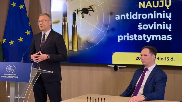 Руководитель завода Giraitės ginkluotės gamykla Миндаугас Кураускас и министр финансов Литвы Криступас Вайтекунас - Sputnik Литва