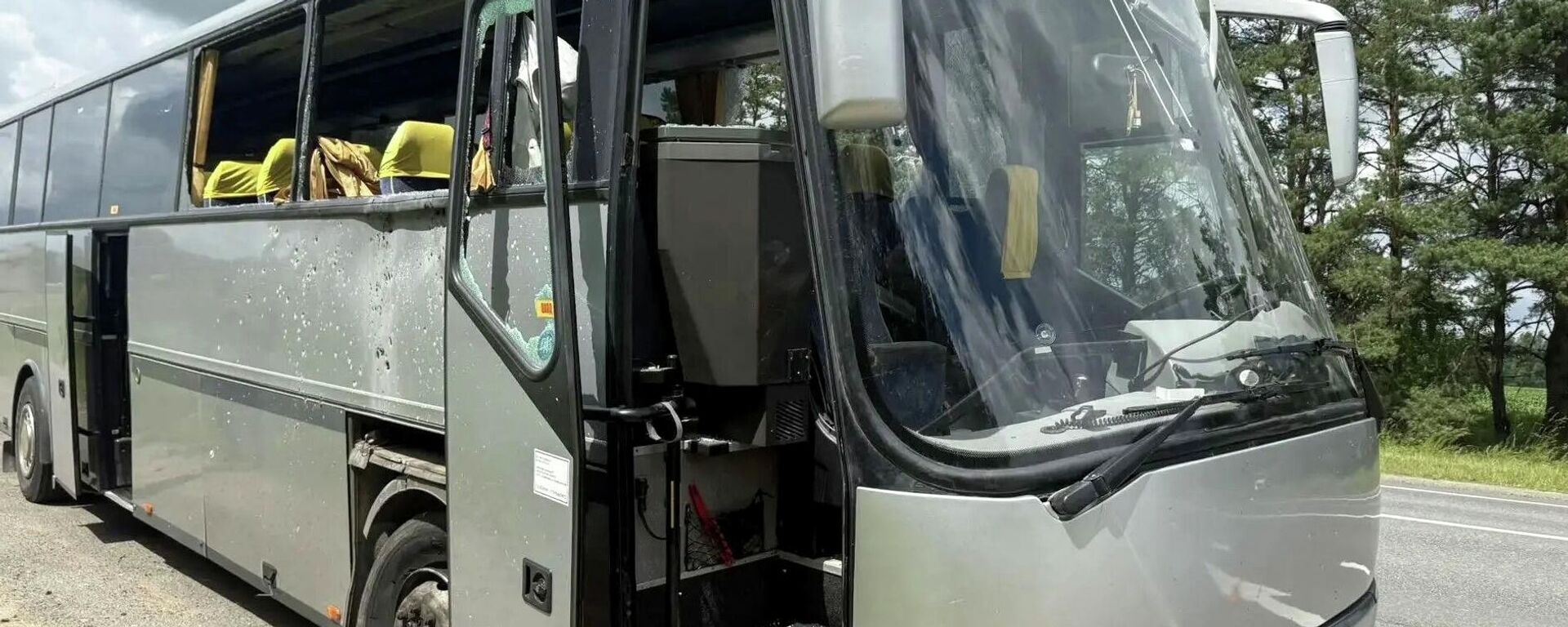 Последствия атаки БПЛА ВСУ на автобус гомельской детской футбольной команды, которая ехала на отдых в Геленджик - Sputnik Литва, 1920, 18.06.2026