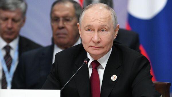 Президент РФ Владимир Путин на пленарном заседании саммита Россия - АСЕАН в Казани. - Sputnik Литва