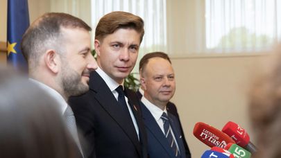 Главы Социал-демократической партии Литвы (СДПЛ), Демократического союза "Во имя Литвы" и Союза крестьян и зеленых Литвы Миндаугас Синкявичюс, Виргиниюс Синкявичюс и Аурелиюс Верига