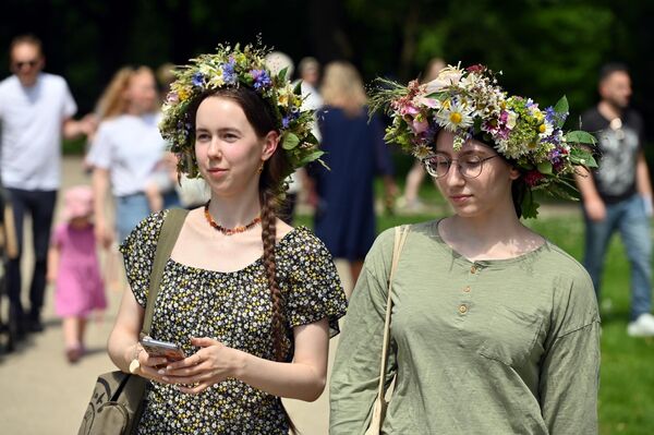 А во время экскурсии "Живые улицы для детей" юный натуралист предлагал детям взглянуть на природу по-новому. Экскурсовод отмечал, что часто кажется, что настоящие открытия в природе ждут в лесах или природных парках, но Бернардинский сад также скрывает множество интересных историй. Иногда достаточно остановиться, присмотреться к дереву, потрогать его кору или понюхать растения, и окружающая среда откроется совершенно по-другому. - Sputnik Литва