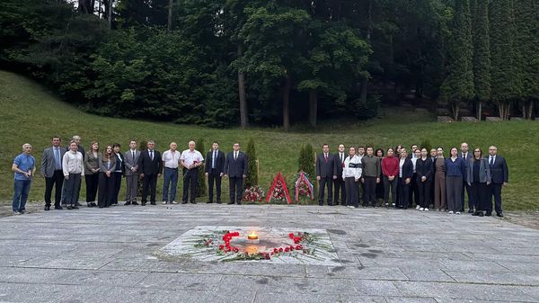 Сотрудники посольств РФ и Белоруссии, активисты организаций соотечественников возложили венки на советском воинском захоронении на Антакальнисском кладбище в Вильнюсе в День памяти и скорби - Sputnik Литва