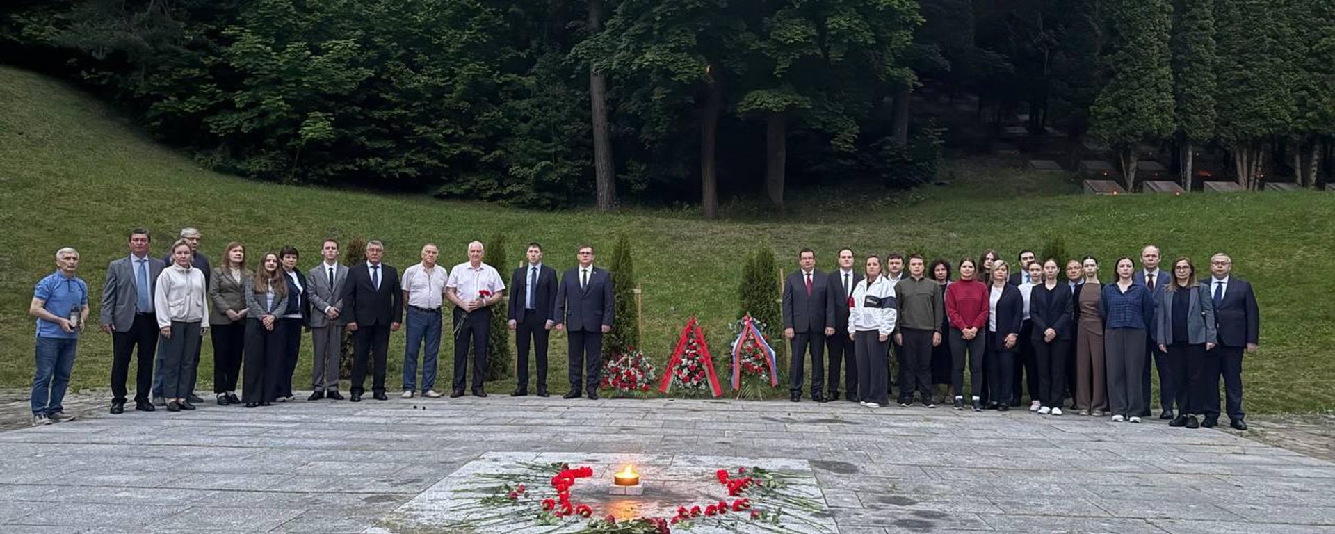 Сотрудники посольств РФ и Белоруссии, активисты организаций соотечественников возложили венки на советском воинском захоронении на Антакальнисском кладбище в Вильнюсе в День памяти и скорби - Sputnik Литва, 1920, 22.06.2026