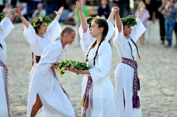 Под шум моря и песни фольклорного ансамбля Mėguva Культурного центра Паланги были сплетены венки в честь летнего солнцестояния. - Sputnik Литва