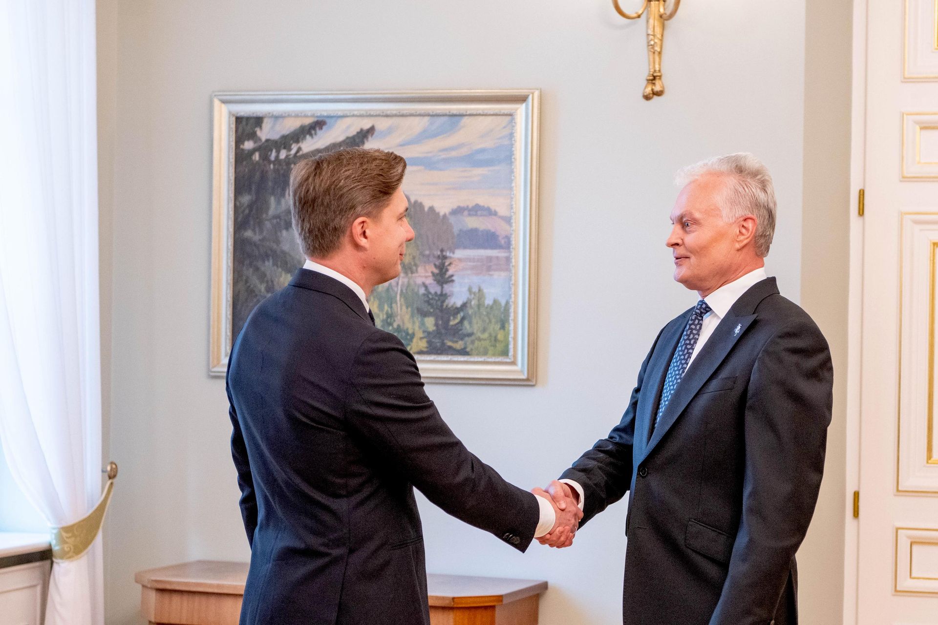 Президент Литвы Гитанас Науседа с кандидатом на пост премьера от Социал-демократической партии Литвы Миндаугасом Синкявичюсом - Sputnik Литва, 1920, 25.06.2026