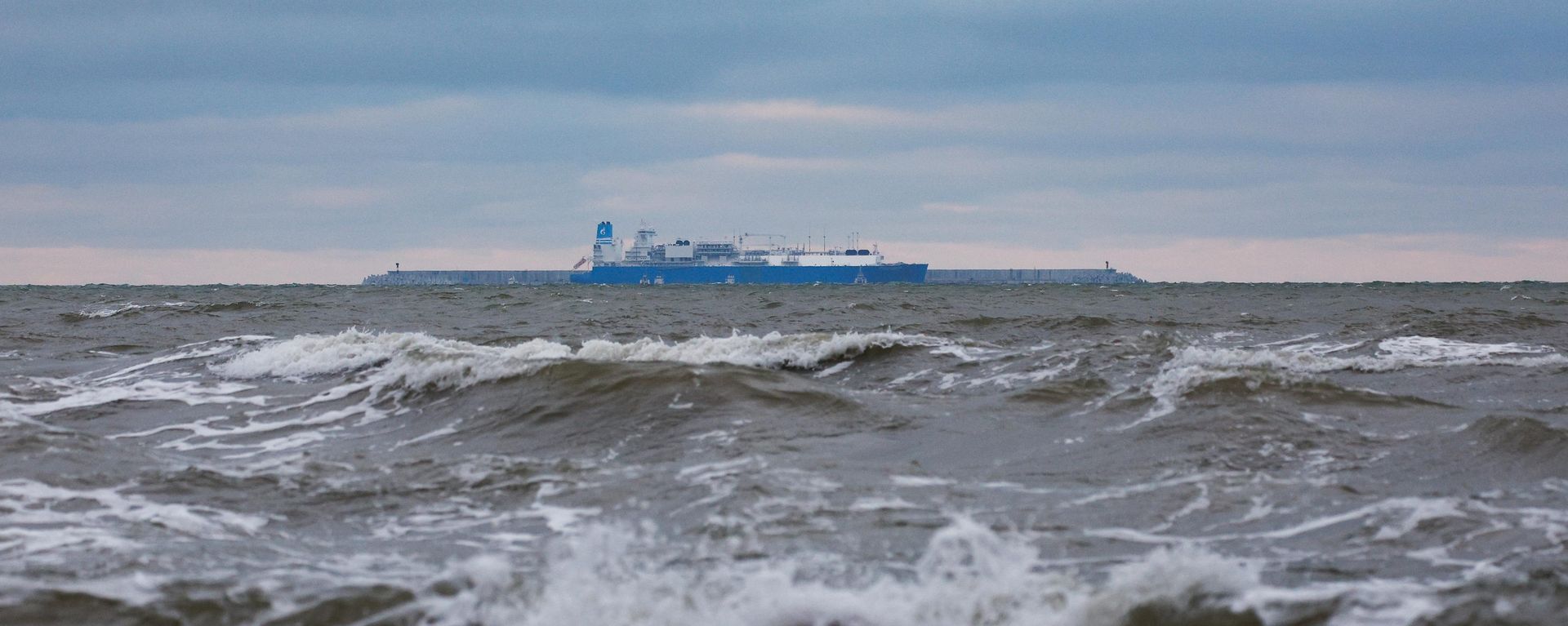Плавучая регазификационная установка Маршал Василевский, архивное фото - Sputnik Литва, 1920, 01.07.2026