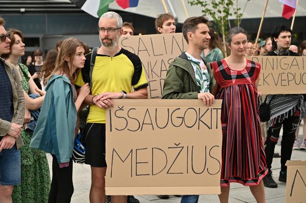 На фото: участники акции протеста держат плакат с надписью: "Сохраните деревья". - Sputnik Литва