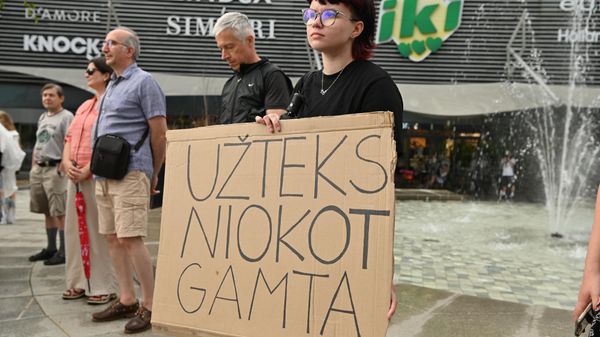 Акция протеста в Вильнюсе против вырубки деревьев - Sputnik Литва