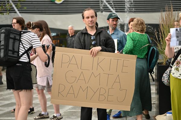 По словам протестующих, запланированные в рамках проекта дноуглубительные работы, изменение береговой линии и установка понтонов и лодочной инфраструктуры могут повлиять на естественное течение реки, миграцию рыб, нерестилища и прибрежные экологические коридоры. - Sputnik Литва