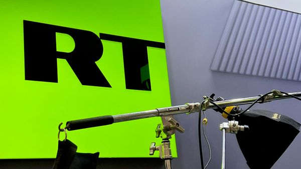 Логотип телеканала RT, архивное фото - Sputnik Литва