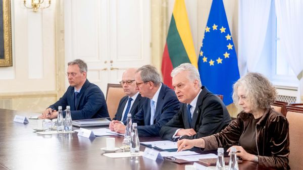 Президент Литвы Гитанас Науседа со своими советниками на встрече с руководством Литвы по отмене запрета на размещение ядерного оружия - Sputnik Литва