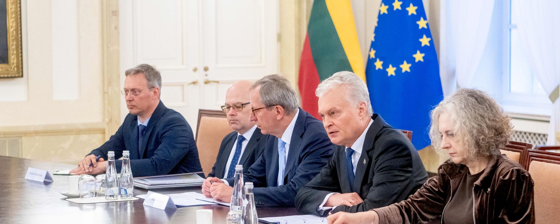 Президент Литвы Гитанас Науседа со своими советниками на встрече с руководством Литвы по отмене запрета на размещение ядерного оружия - Sputnik Литва, 1920, 03.07.2026