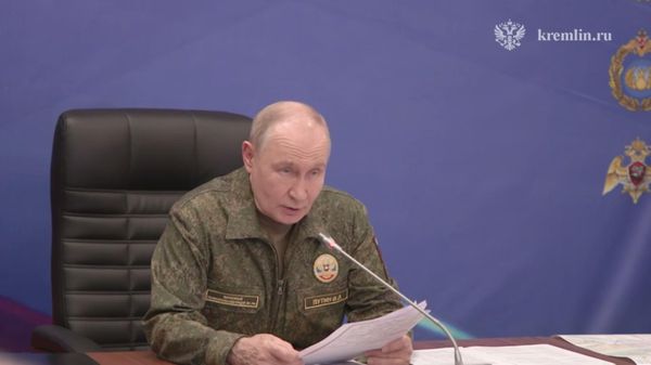 Президент РФ Владимир Путин посетил вспомогательный пункт управления Объединенной группировки войск - Sputnik Литва