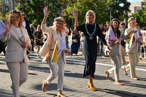 На фото: мэр Ширвинтского района Живиле Пинскувене прошла со своими участниками фестиваля. - Sputnik Литва
