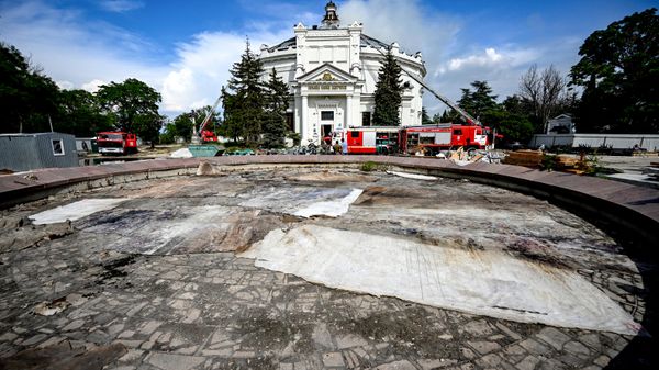 На первом плане в чаше фонтана: обгоревшие фрагменты панорамы Оборона Севастополя 1854–1855 гг. - Sputnik Литва