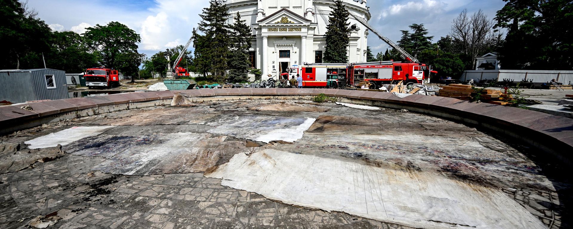 На первом плане в чаше фонтана: обгоревшие фрагменты панорамы Оборона Севастополя 1854–1855 гг. - Sputnik Литва, 1920, 06.07.2026