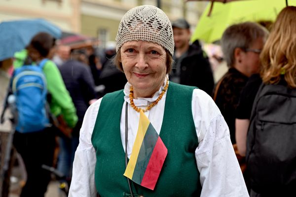 По традиции на площади Даукантаса, перед президентским дворцом, поднимаются национальные флаги. - Sputnik Литва
