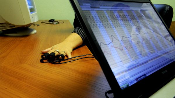 Демонстрация работы полиграфа, архивное фото - Sputnik Литва