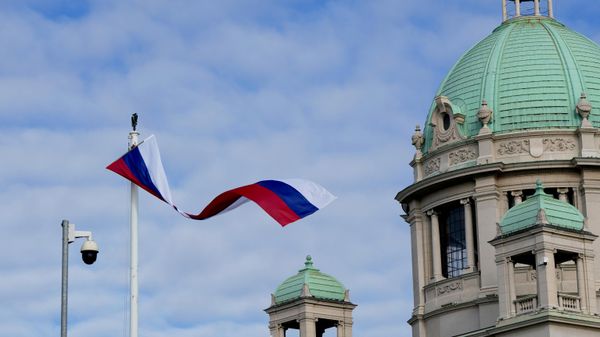 Флаг Сербии около здания парламента - Sputnik Литва