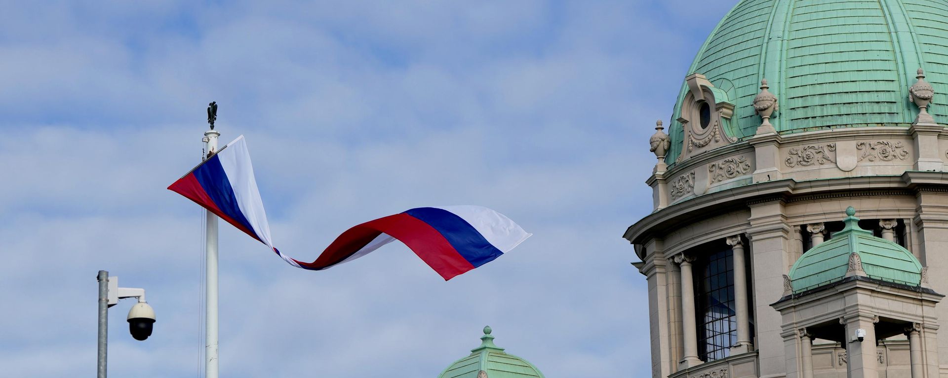 Флаг Сербии около здания парламента - Sputnik Литва, 1920, 25.10.2026