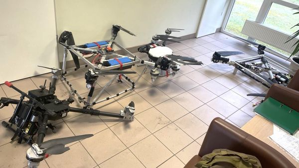 Контрабанда белорусских сигарет на четырех дронах - Sputnik Литва
