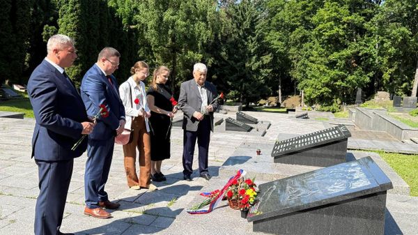 Сотрудники посольства РФ в Литве почтили память советских воинов на Антакальнисском кладбище в честь 82-й годовщины освобождения Вильнюса от немецко-фашистских захватчиков - Sputnik Литва