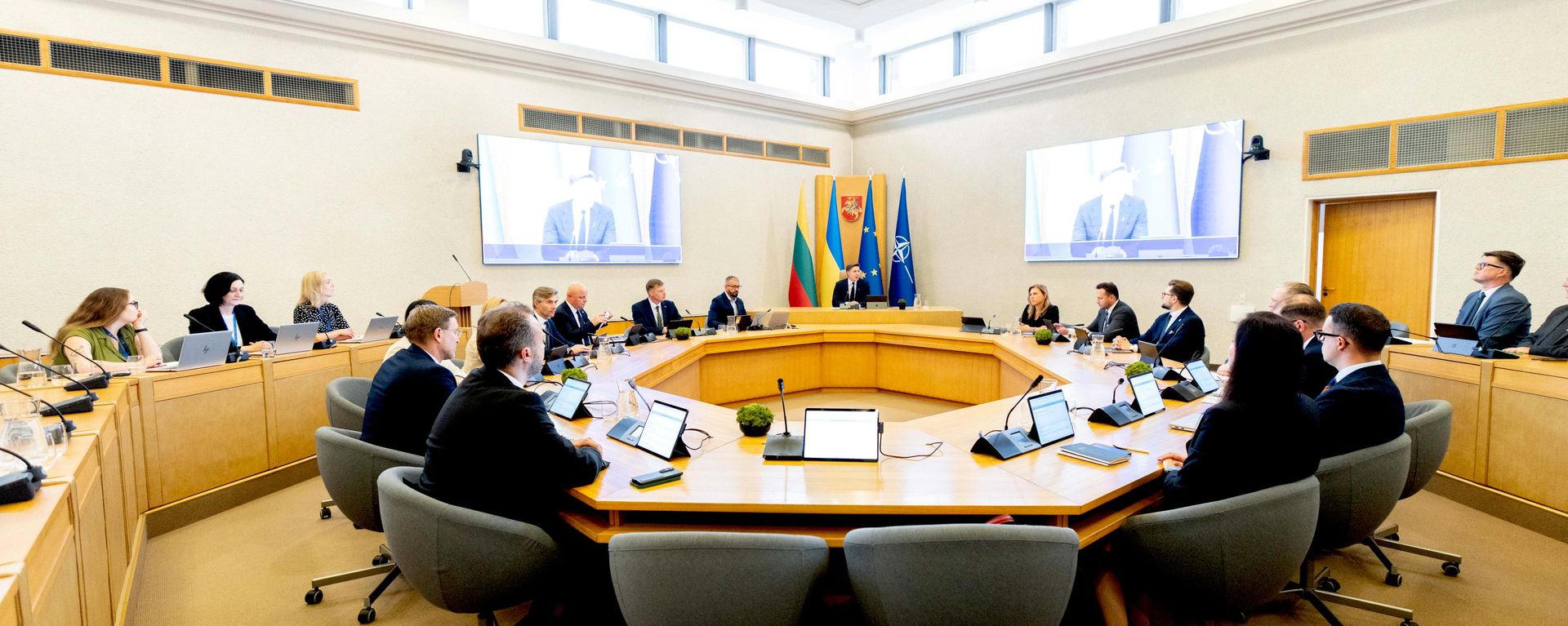 Заседание правительства Литвы во главе с премьером Миндаугасом Синкявичюсом - Sputnik Литва, 1920, 21.07.2026