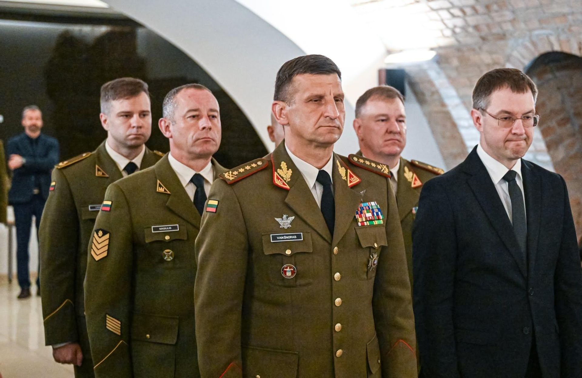 Глава ВС Литвы Раймундас Вайкшнорас на церемонии прощания в Вильнюсе с прахом литовского наемника, воевавшего на стороне ВСУ, Игнаса Кайлюса Глава ВС Литвы Раймундас Вайкшнорас на церемонии прощания в Вильнюсе с прахом литовского наемника, воевавшего на стороне ВСУ, Игнаса Кайлюса - Sputnik Литва, 1920, 20.07.2026