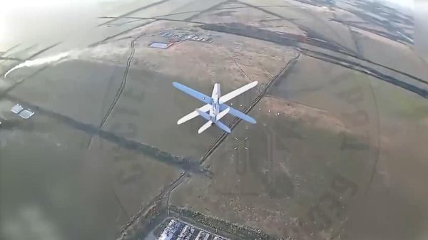 Боевая работа операторов войск беспилотных систем ВС РФ в населенном пункте Белицкое - Sputnik Литва