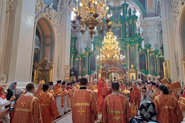 Во время богослужения для поклонения открыли святые мощи святых Виленских мучеников, которые находятся в обители.  - Sputnik Литва