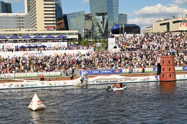 Фестиваль вызвал интерес жителей и гостей города — вся набережная была заполнена людьми. - Sputnik Литва