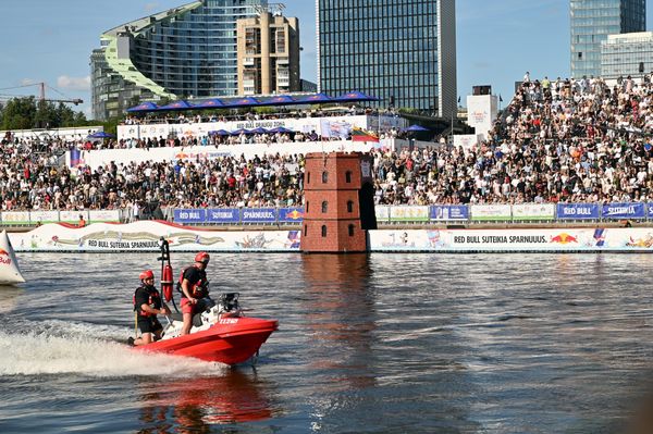 Возле Белого моста также прошли спортивные соревнования, водные развлечения. - Sputnik Литва