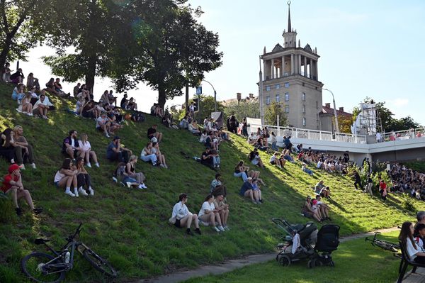 Возле Белого моста расположилась главная сцена фестиваля и наиболее активная спортивная площадка. - Sputnik Литва