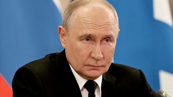 Президент РФ, верховный главнокомандующий ВС РФ Владимир Путин на праздничном приеме в Главном Адмиралтействе в Санкт-Петербурге в честь Дня ВМФ - Sputnik Литва