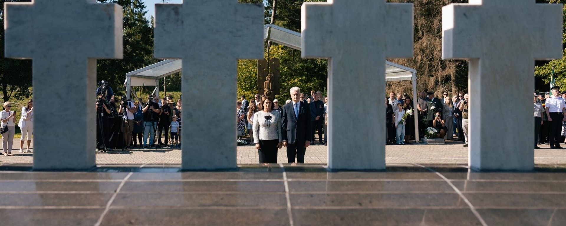 Президент Литвы Гитанас Науседа и первая леди Диана Науседене на мероприятиях, посвященных 35-й годовщине событий на КПП Мядининкай - Sputnik Литва, 1920, 31.07.2026