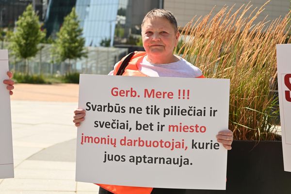 На фото: участница пикета держит плакат с надписью: "Уважаемый мэр! Важны не только граждане и гости, но и работники городских предприятий, которые их обслуживают". - Sputnik Литва