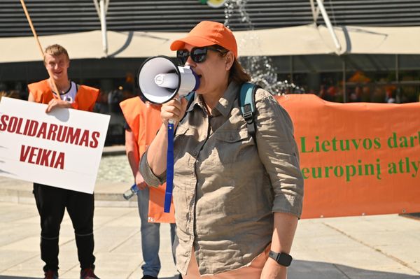 По словам организаторов, пикет был призван привлечь внимание к положению сотрудников Energesman после их увольнения из-за юридических споров между Вильнюсским городским советом, Центром утилизации отходов Вильнюсского уезда (VAATC) и вышеупомянутой компанией. - Sputnik Литва