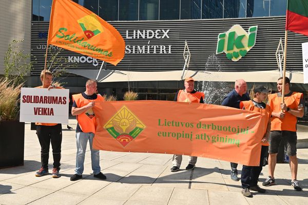 На фото: представители литовского профсоюза Solidarumas ("Солидарность") держат растяжку с надписью: "Литовскому работнику — европейскую зарплату". - Sputnik Литва