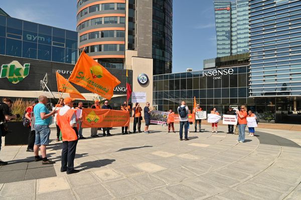 В пятницу, 31 июля, в Вильнюсе, напротив здания столичного самоуправления, прошел пикет работников компании по обработке коммунальных отходов Energesman. - Sputnik Литва