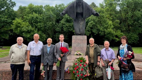 Сотрудники посольства РФ в Литве почтили память советских воинов в честь 82-й годовщины освобождения Каунаса от немецко-фашистских захватчиков - Sputnik Литва