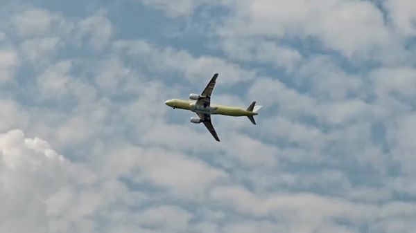 Первый полет серийного импортозамещенного самолета МС-21 - Sputnik Литва